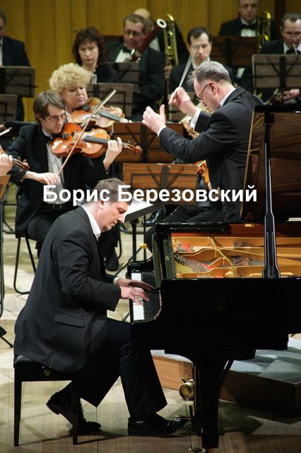 Solist-Boris-Berezovskij-dirizher-Vladimir-Rylov.JPG